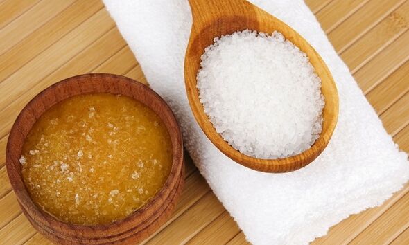 Honey and food salt for the treatment of knee arthrosis